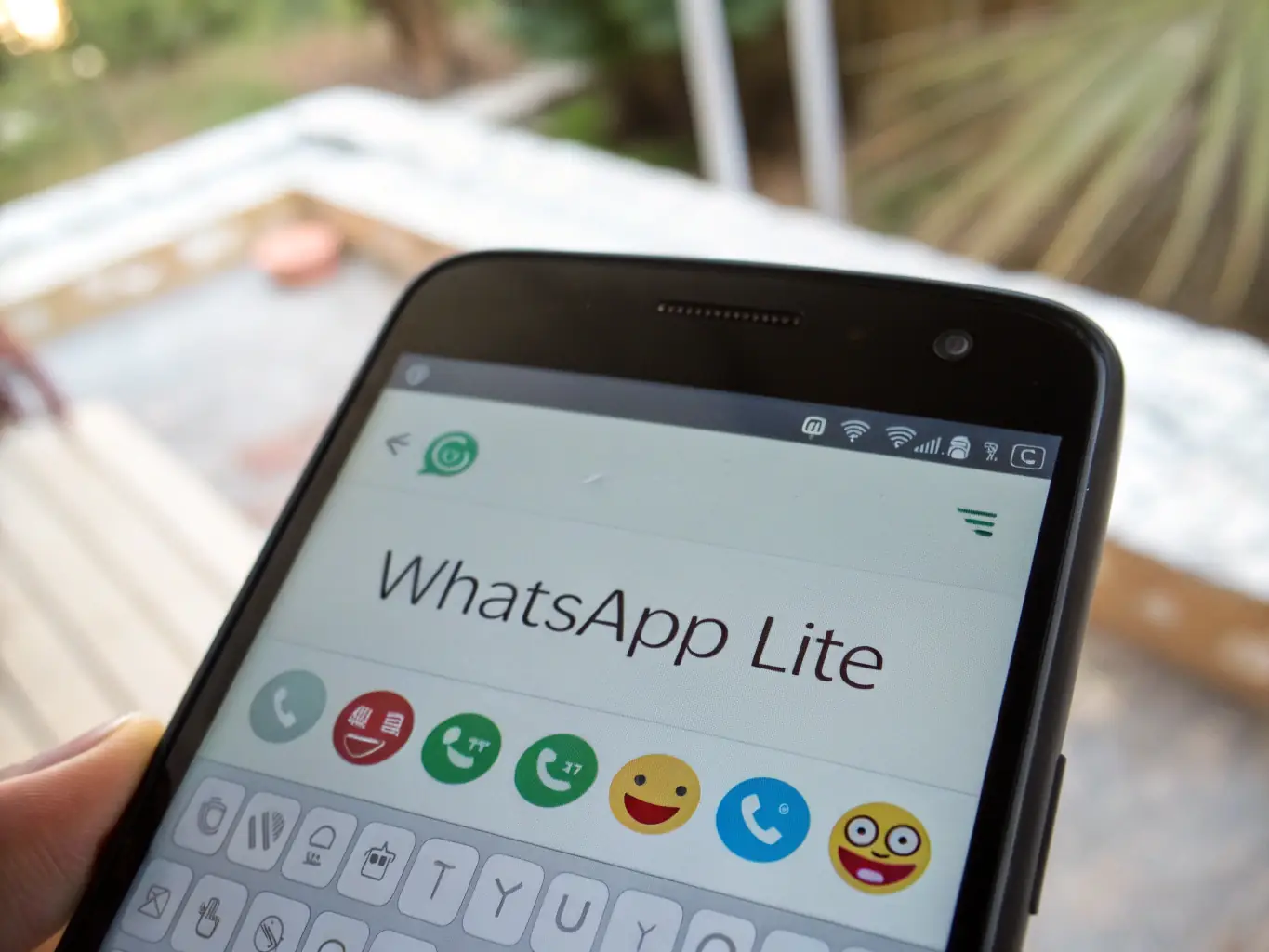 A visual representation of a customer service flow on WhatsApp, showing automated responses and options for users to navigate.